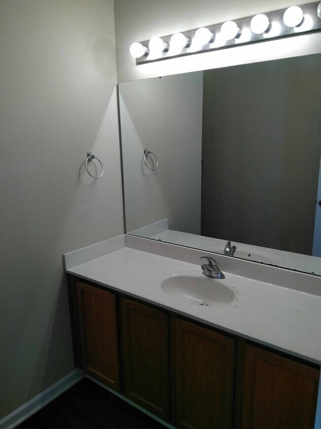 Building Photo - Spacious 4 Bedroom, 2.5 Bathroom Home!