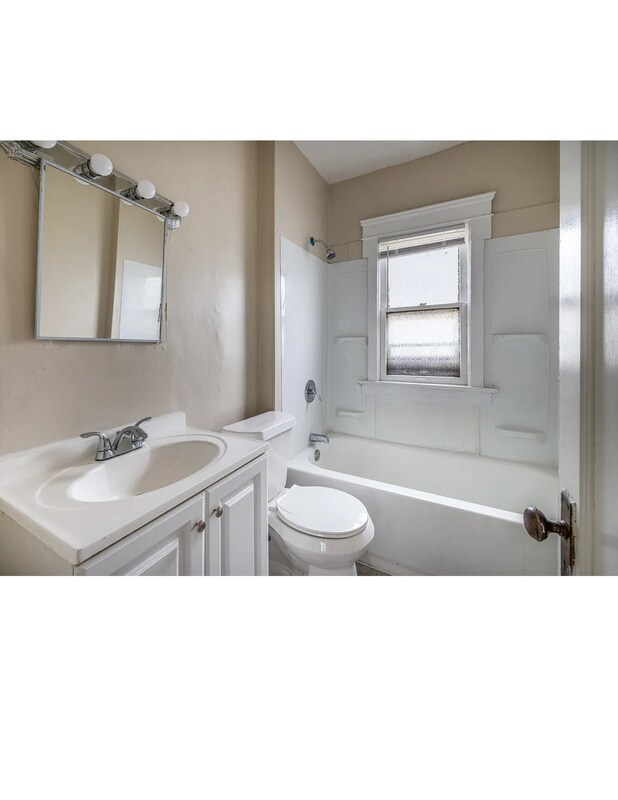 Building Photo - 12401 Parkhill Ave