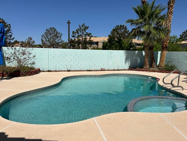 Building Photo - Green Valley home with pool
