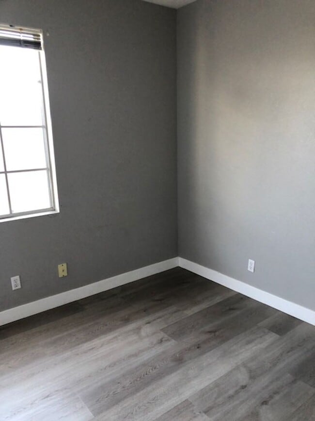 Building Photo - Beautiful 3 bedroom 2 bath Townhome across...