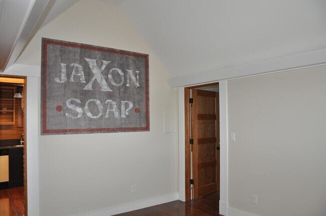 Building Photo - 402 S 5th Ave