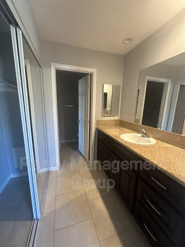 Building Photo - 552 Canyon Dr