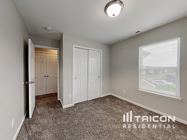 Building Photo - 887 Brookshire Dr