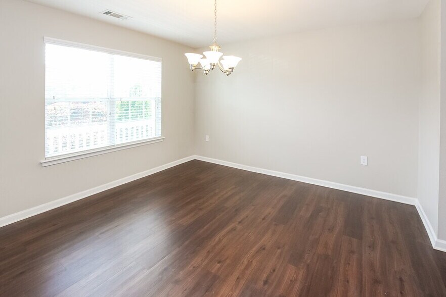 Building Photo - 2860 Meadow Creek Dr