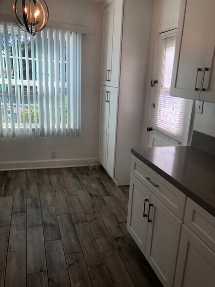 Building Photo - 5707 San Vicente Blvd