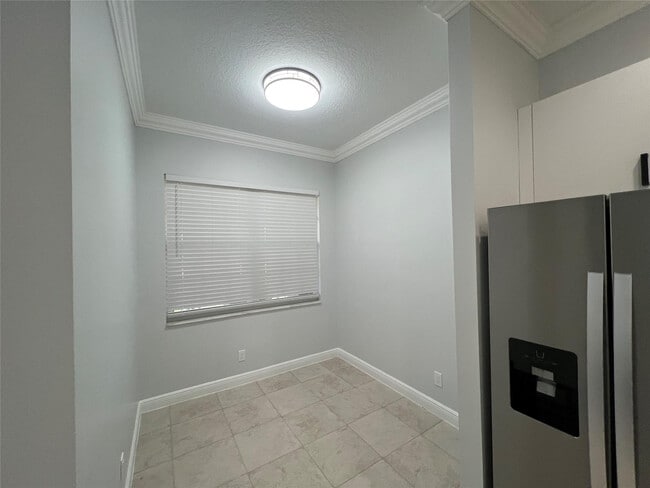 Building Photo - 3318 Lakeside Dr