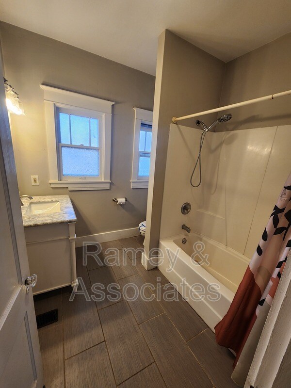 Building Photo - 2029 Baringer Ave