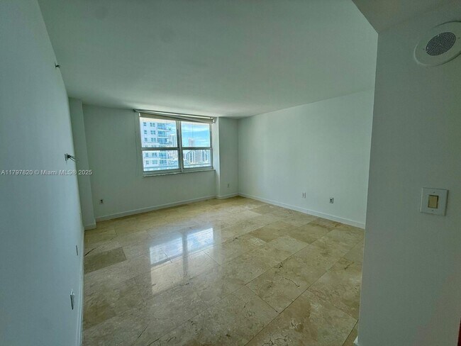 Building Photo - 1155 Brickell Bay Dr