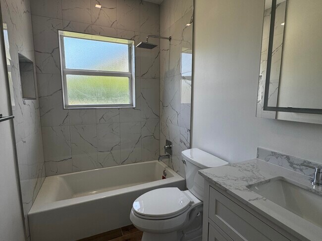 Building Photo - 204 SE 2nd Ave