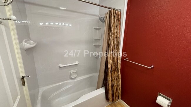 Building Photo - Lovely 2 BD | 2 BA Condo with Balcony - We...