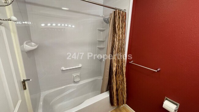 Building Photo - Lovely 2 BD | 2 BA Condo with Balcony - West Linn *Pet Friendly*