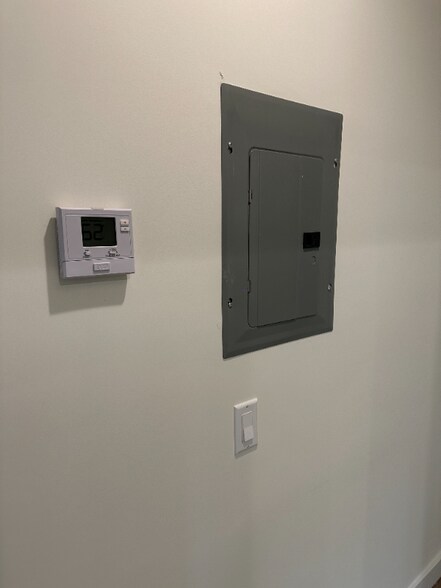 Building Photo - 2021 Beachwood Dr