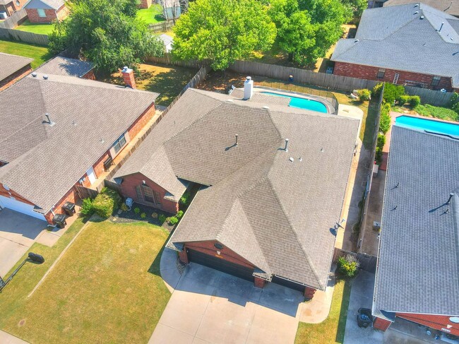 Building Photo - Beautiful 4 Bedroom Home with Inground Poo...