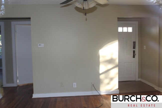 Building Photo - 2 Bedroom/ 1Bath Available