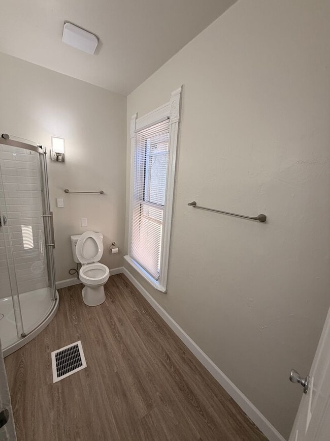 Building Photo - COMPLETELY UPDATED!! 2 bed/1 bath Close to Wexner Medical Center!