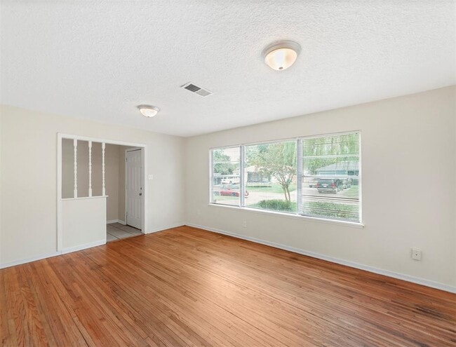 Building Photo - 1306 Briarwood Dr