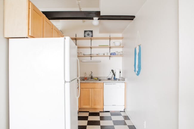 Building Photo - 823 N 2nd St