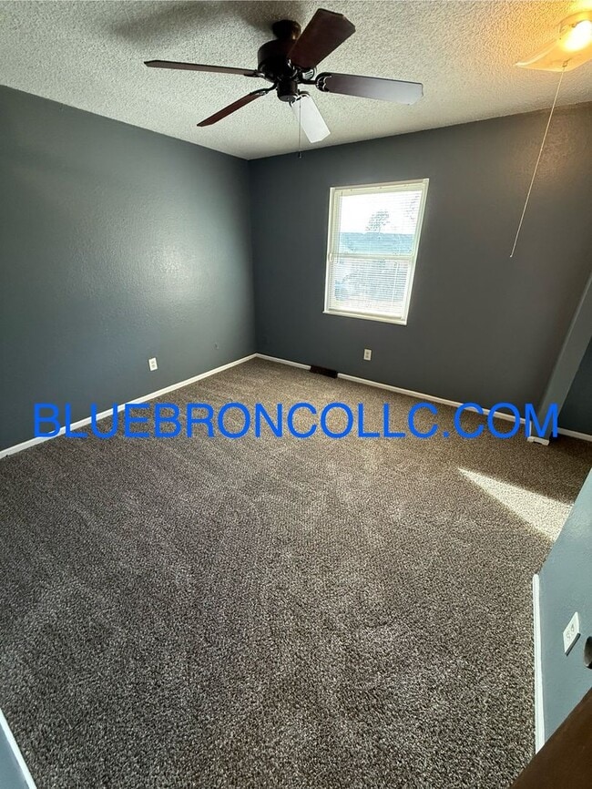 Building Photo - Newly renovated 2 bedroom with fresh paint and new flooring!