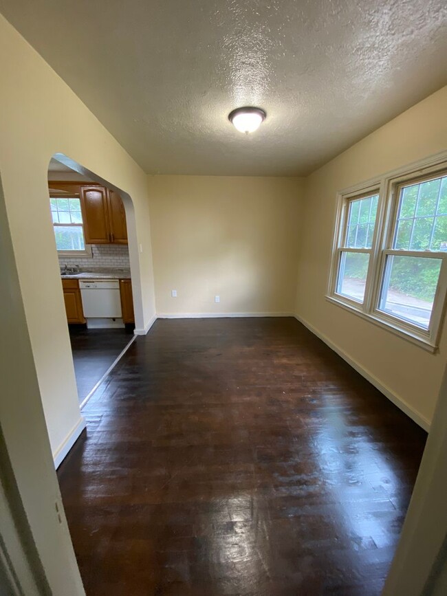 Building Photo - Beautiful 2 Bedroom with Hardwood Floors