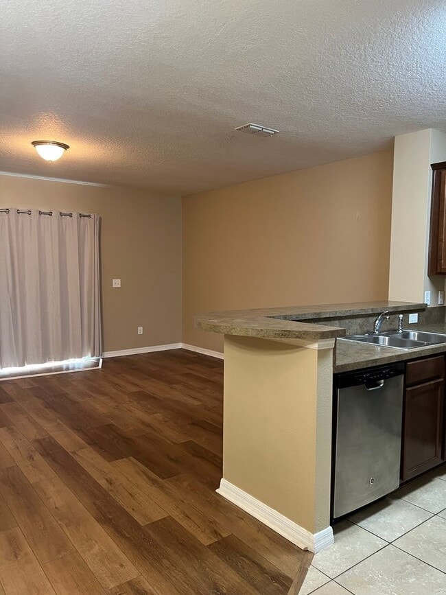 Building Photo - 3/2.5 Two-Story Townhouse with 1 Car Garage in Gated Community- Longwood!