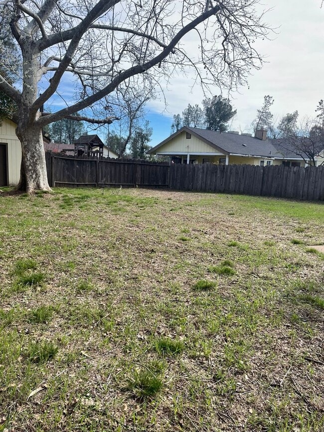 Building Photo - Country Living