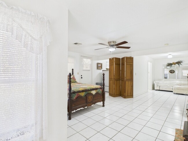 Building Photo - Quiet home in the central part of town