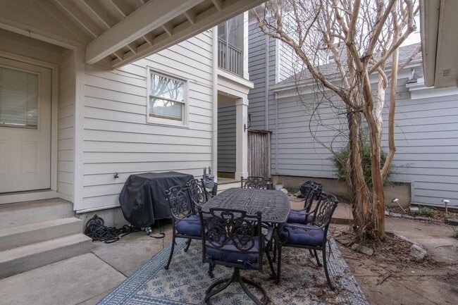 Building Photo - 525 Rienzi Dr