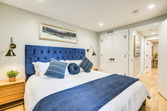 Building Photo - 6242 N Kenmore Ave