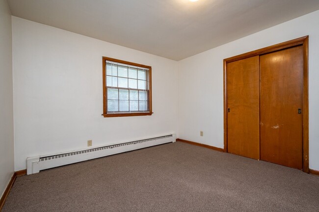 Building Photo - Random Residential Properties LLC-404 E Foster