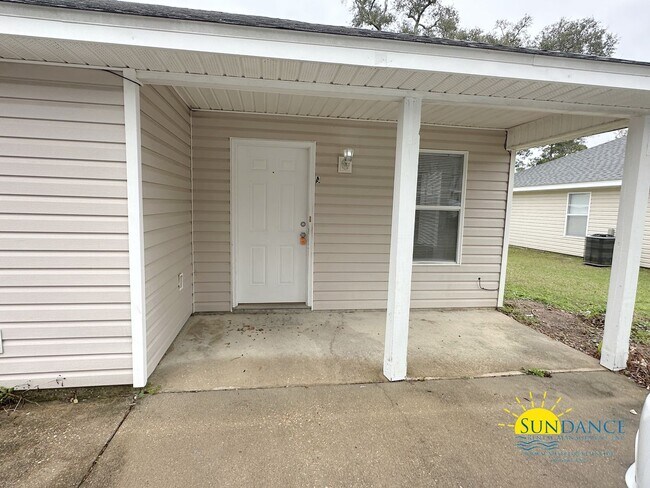 Building Photo - Stunning 3 Bedroom home in Pensacola!