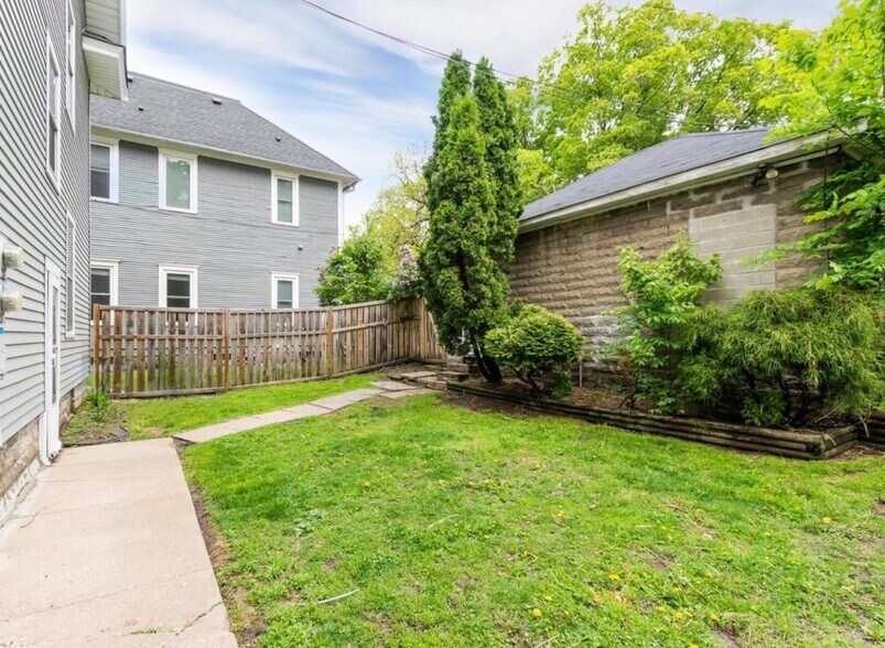 Building Photo - 2642 Emerson Ave N