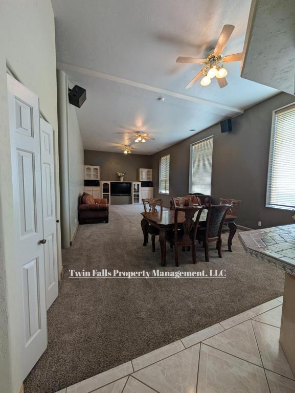 Building Photo - 917 Main St