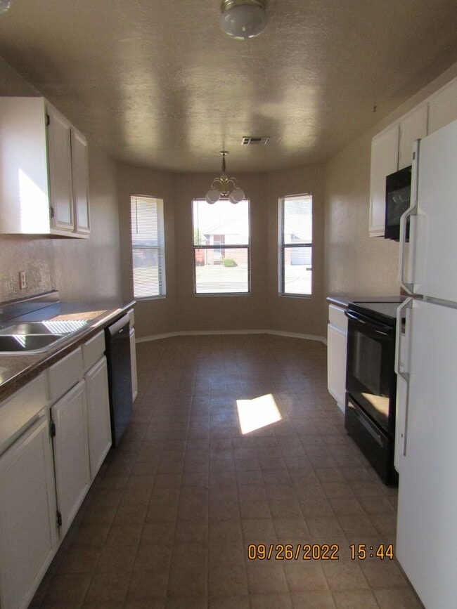 Building Photo - Very nice home located in the Rolling Hill...