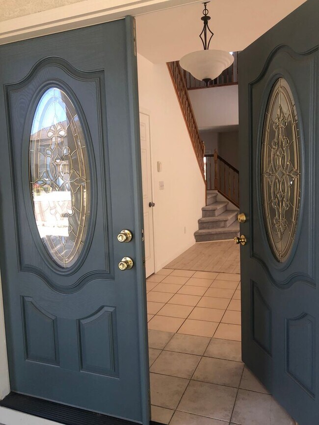 Building Photo - Three Bedroom and Three bathroom home and ...