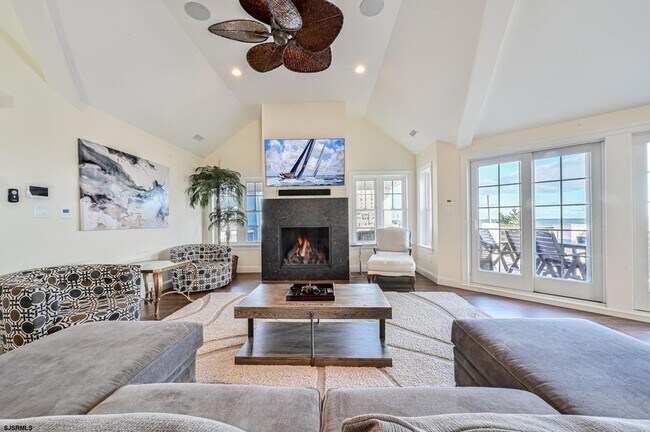 Building Photo - 400 17th St S