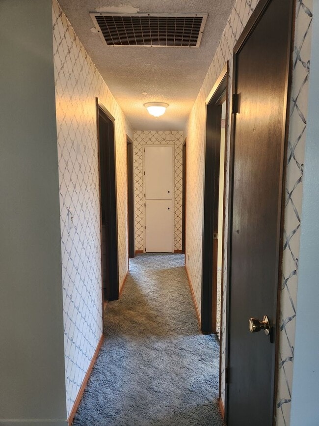 Building Photo - Large 3 br 1 ba charming home