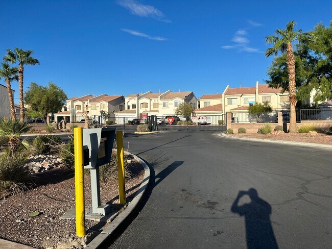 Building Photo - 3 Bedroom Townhouse!! in Gated Community!!...