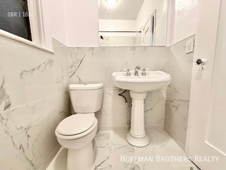 Building Photo - 800 N Las Palmas Ave