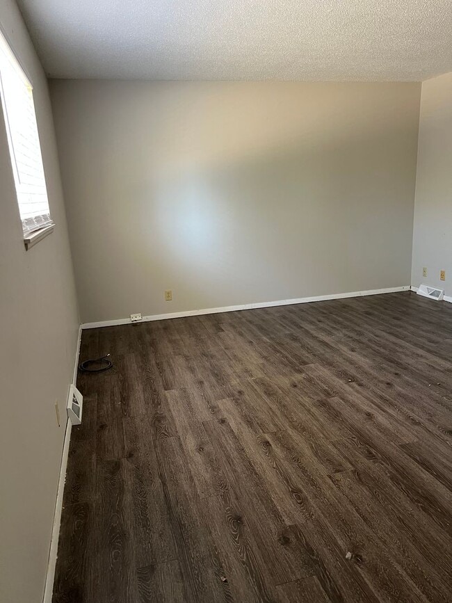 Building Photo - Remodeled 2 bedroom, 1 bathroom duplex