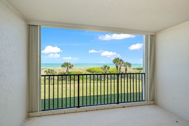 Building Photo - 1/1 Oceanfront condo with resort-like amenities!