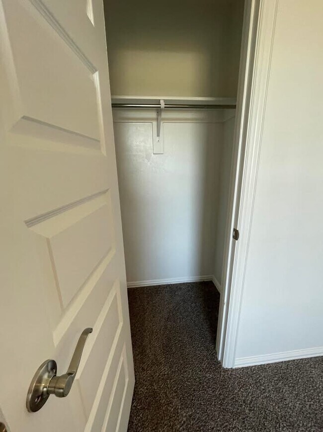 Building Photo - 914 Indian Plns Rd