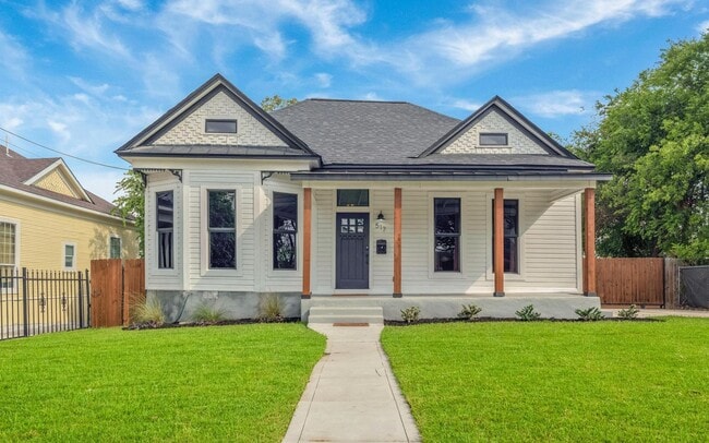 Building Photo - Fully Furnished Sleeps 8 with 3 Full Bedrooms and 3 full baths  Parking behind the secured gate