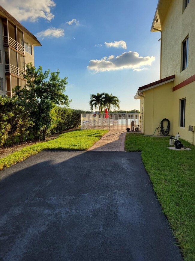 Building Photo - 4401 Crystal Lake Dr