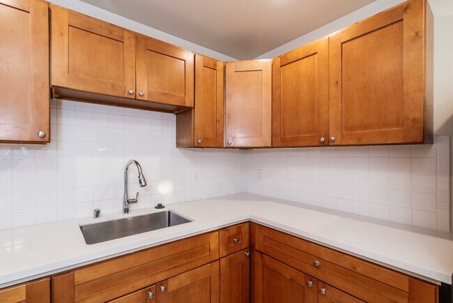Building Photo - Top Floor 1BR/1BA. Renovated! DISHWASHER! ON-SITE LAUNDRY!