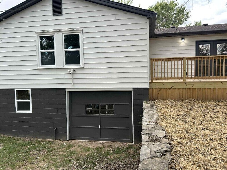 Building Photo - 304 Greenview Dr