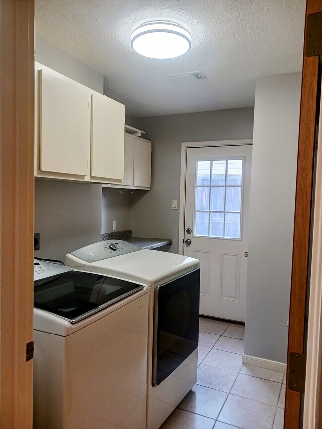 Building Photo - 923 W 41st St