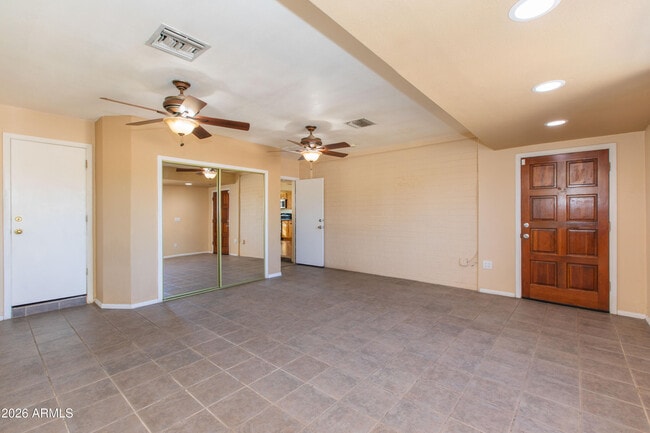 Building Photo - 1813 E Ellis Dr