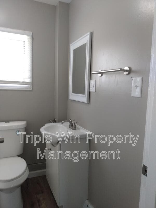 Building Photo - 830 Warne St