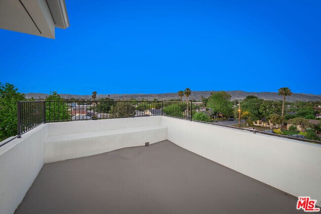 Building Photo - 5246 Auckland Ave