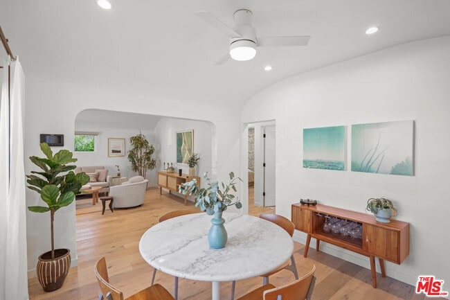 Building Photo - 1275 S Sycamore Ave